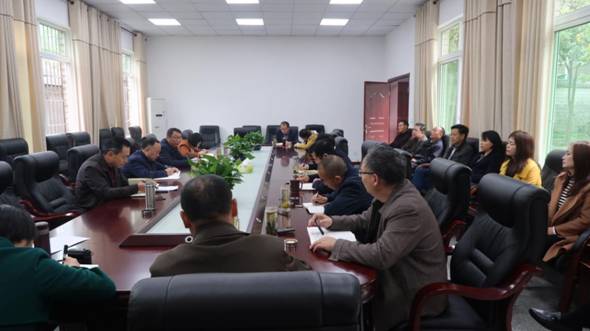 县人大党组召开中心组扩大学习会
