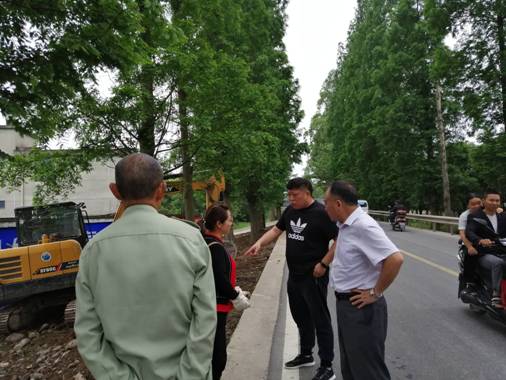 县人大常委会副主任王盛祥到南城镇所挂联村进行走访调研