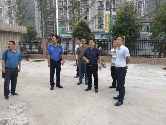 青神县人大组织视察城北临时农贸市场建设管理情况